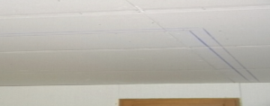 L'épaisseur totale de chaque cloison est matérialisée au plafond.